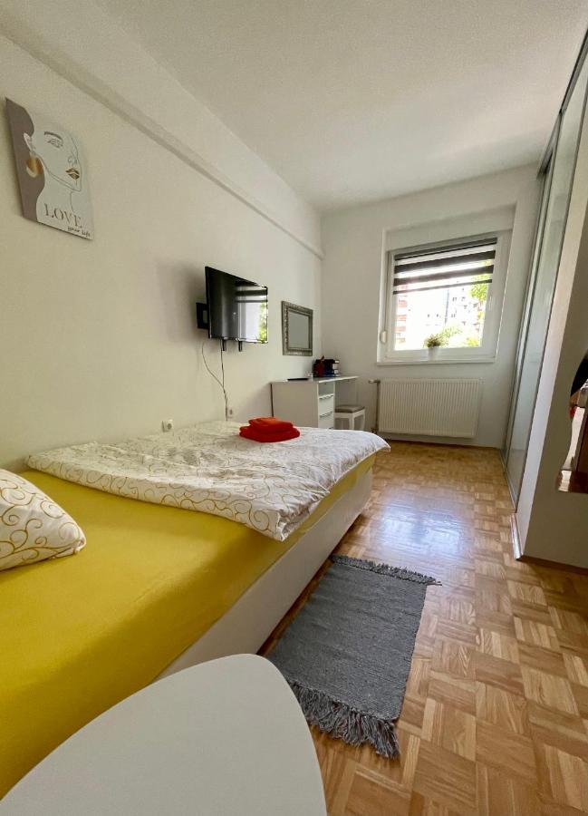 Dis Apartment *
